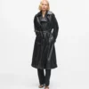 Gabardina de piel sintética perforada