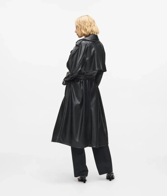 Gabardina de piel sintética perforada