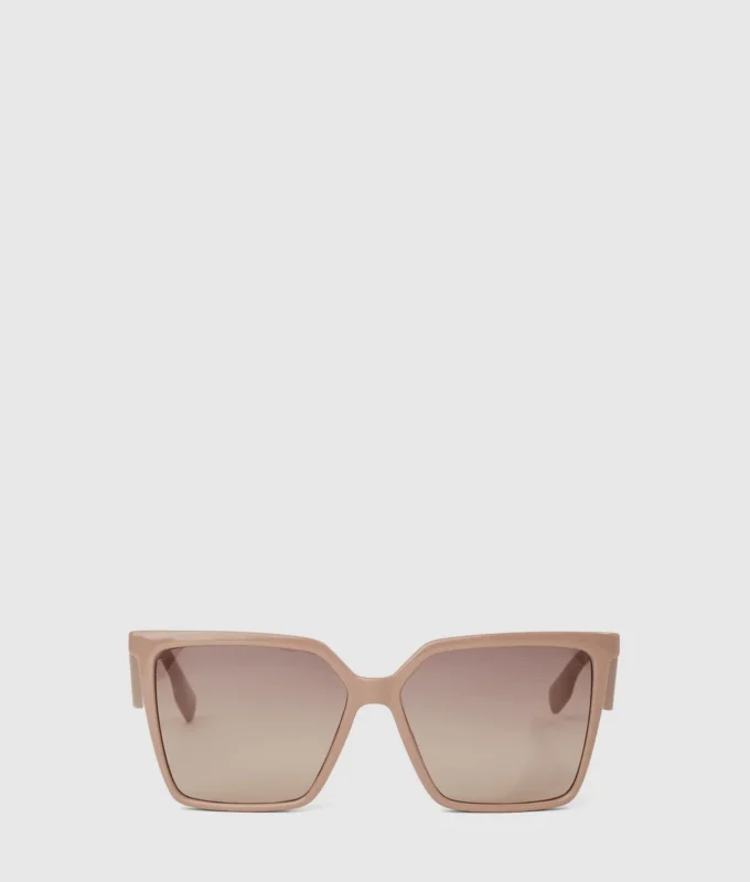 Gafas de sol geométricas y estilizadas
