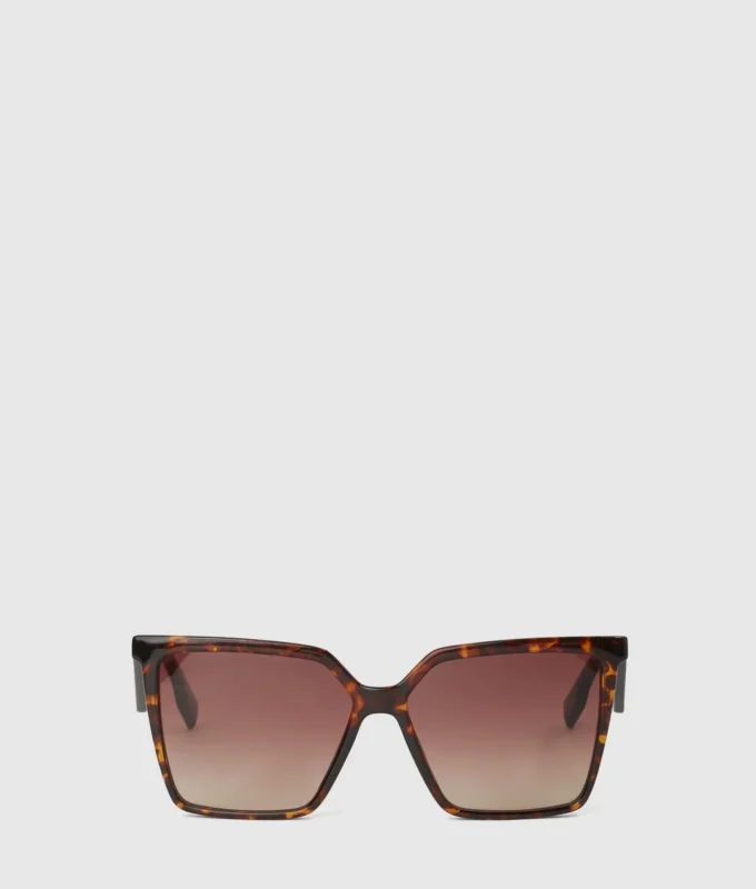 Gafas de sol geométricas y estilizadas