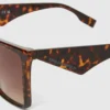 Gafas de sol geométricas y estilizadas