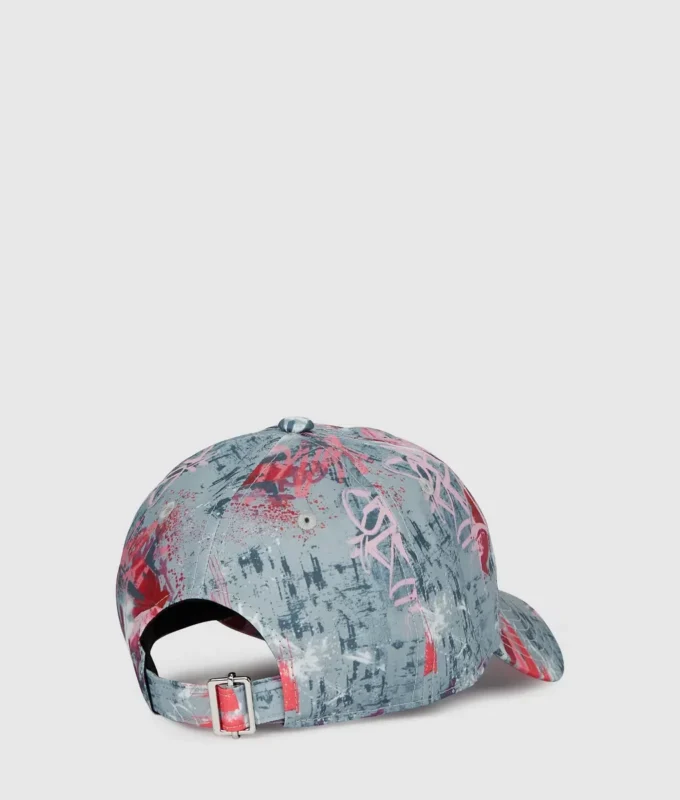 Gorra con estampado graffiti integral