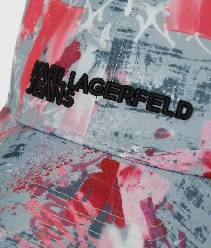 Gorra con estampado graffiti integral