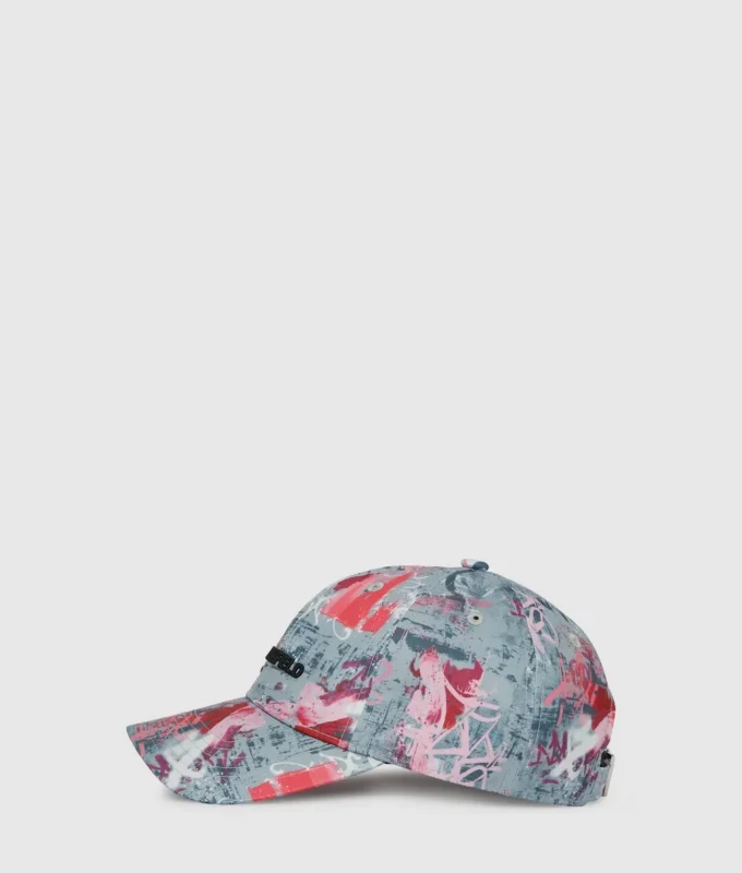 Gorra con estampado graffiti integral