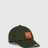 Gorra con logotipo en forma de caja