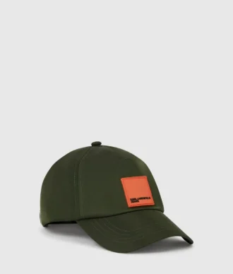 Gorra con logotipo en forma de caja