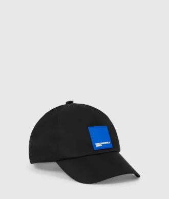 Gorra con logotipo en forma de caja