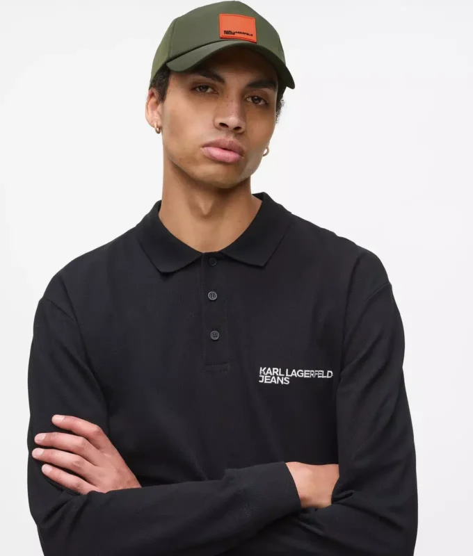 Gorra con logotipo en forma de caja