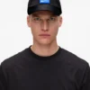 Gorra con logotipo en forma de caja