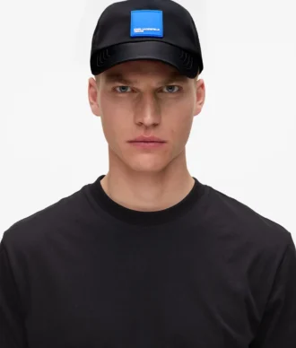 Gorra con logotipo en forma de caja