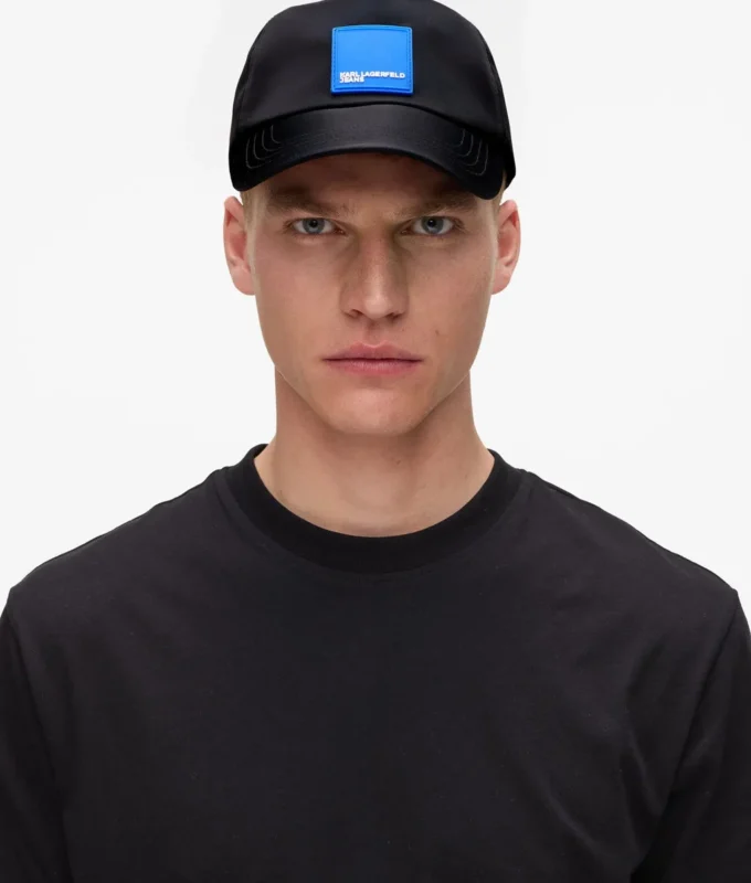 Gorra con logotipo en forma de caja