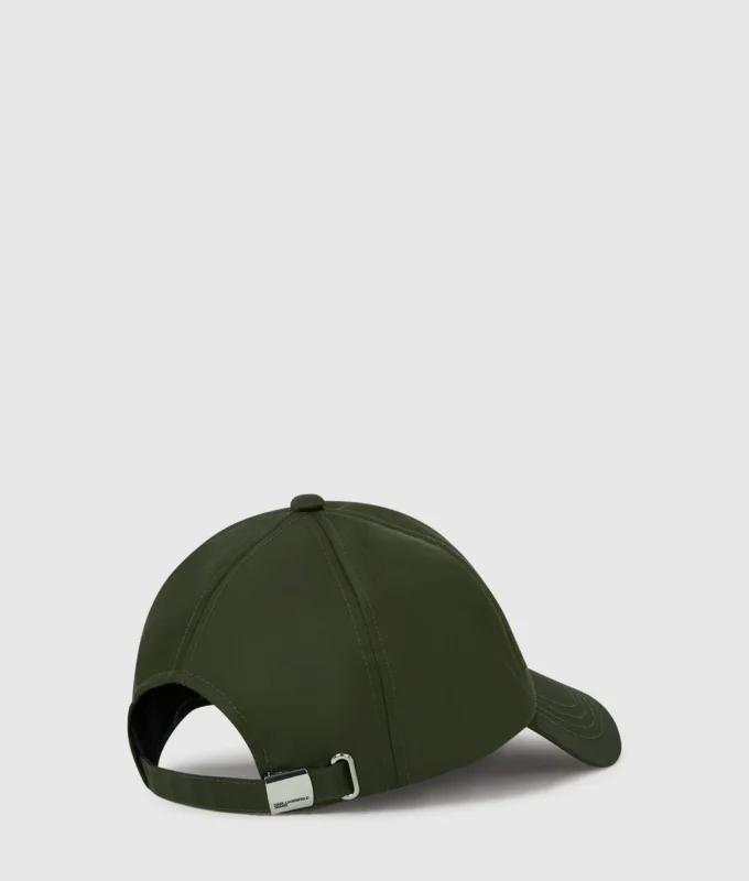Gorra con logotipo en forma de caja
