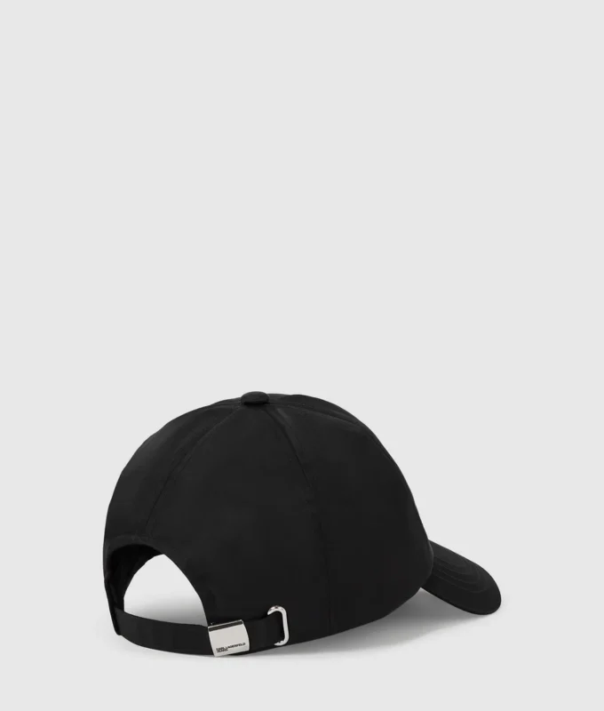 Gorra con logotipo en forma de caja