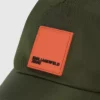 Gorra con logotipo en forma de caja