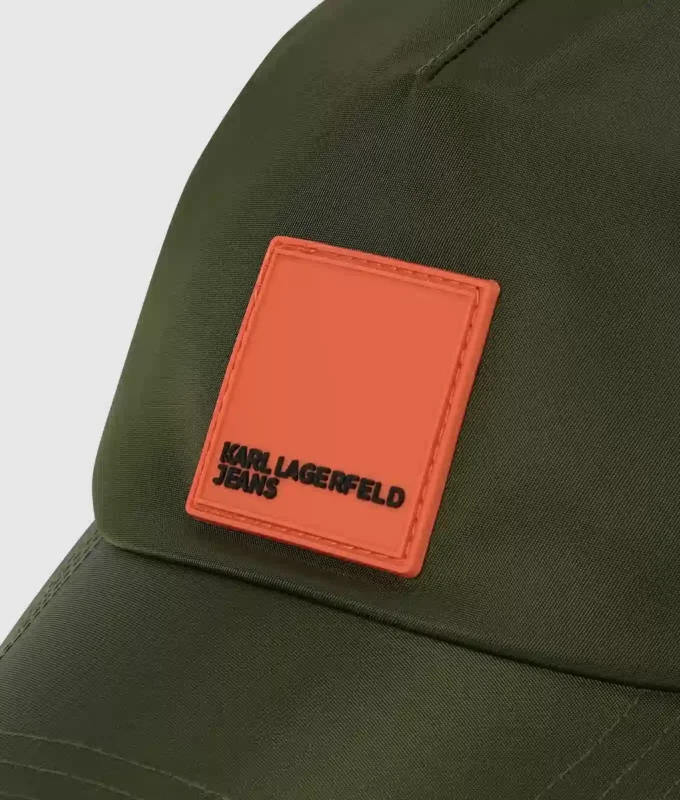 Gorra con logotipo en forma de caja
