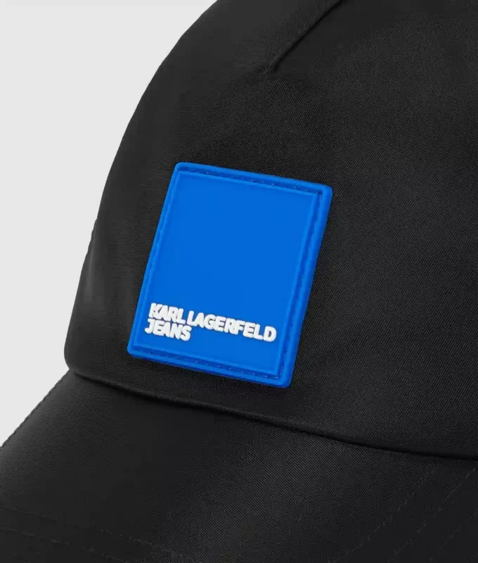 Gorra con logotipo en forma de caja