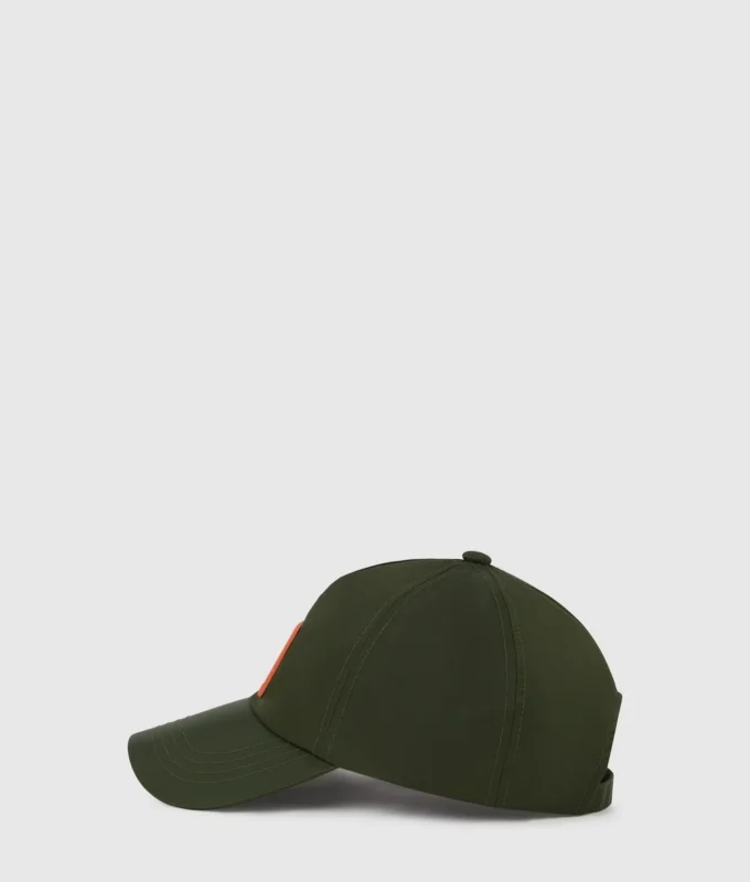 Gorra con logotipo en forma de caja