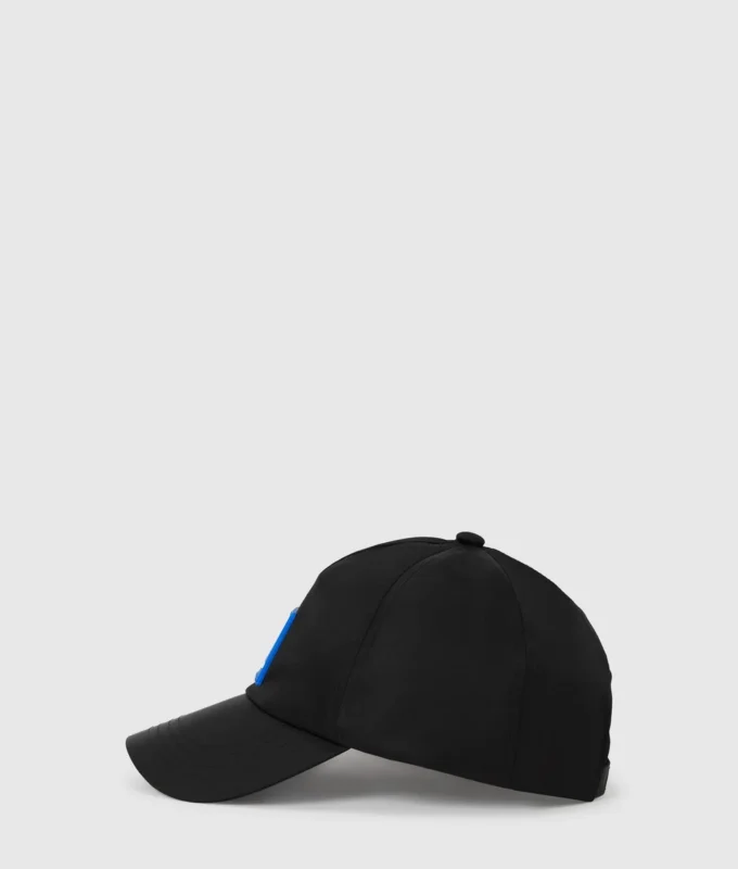 Gorra con logotipo en forma de caja