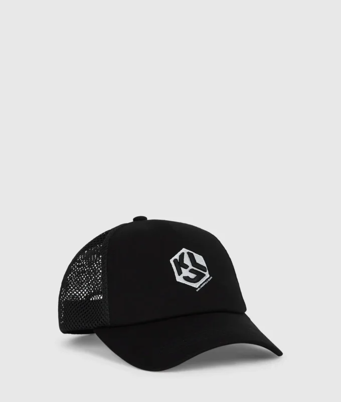 Gorra trucker con monograma