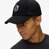 Gorra trucker con monograma