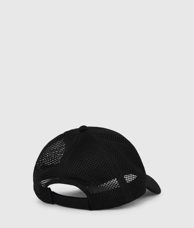 Gorra trucker con monograma