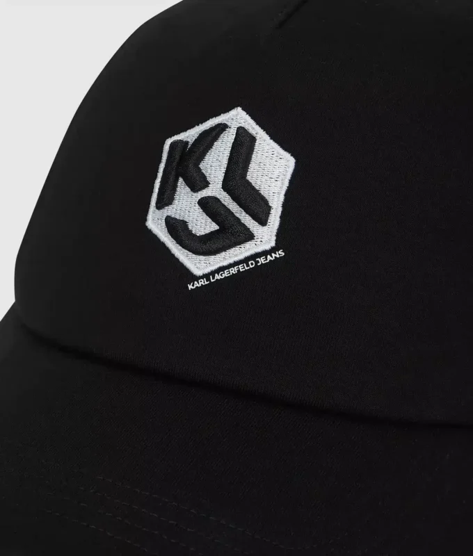 Gorra trucker con monograma