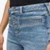 Jeans acampanados de talle alto