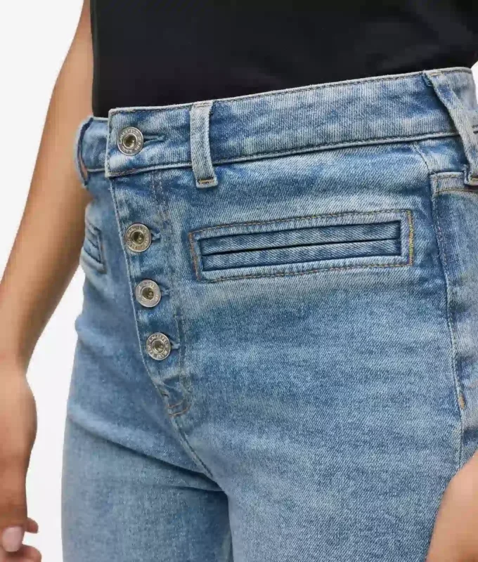 Jeans acampanados de talle alto