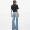 Jeans acampanados de talle alto