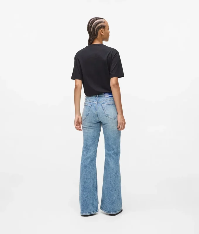 Jeans acampanados de talle alto