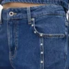 Jeans mom con tachuelas