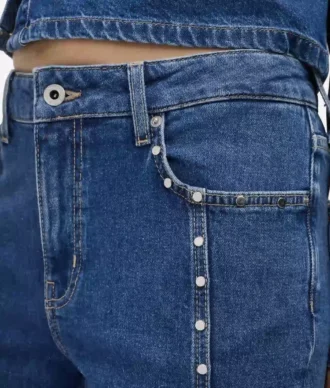 Jeans mom con tachuelas