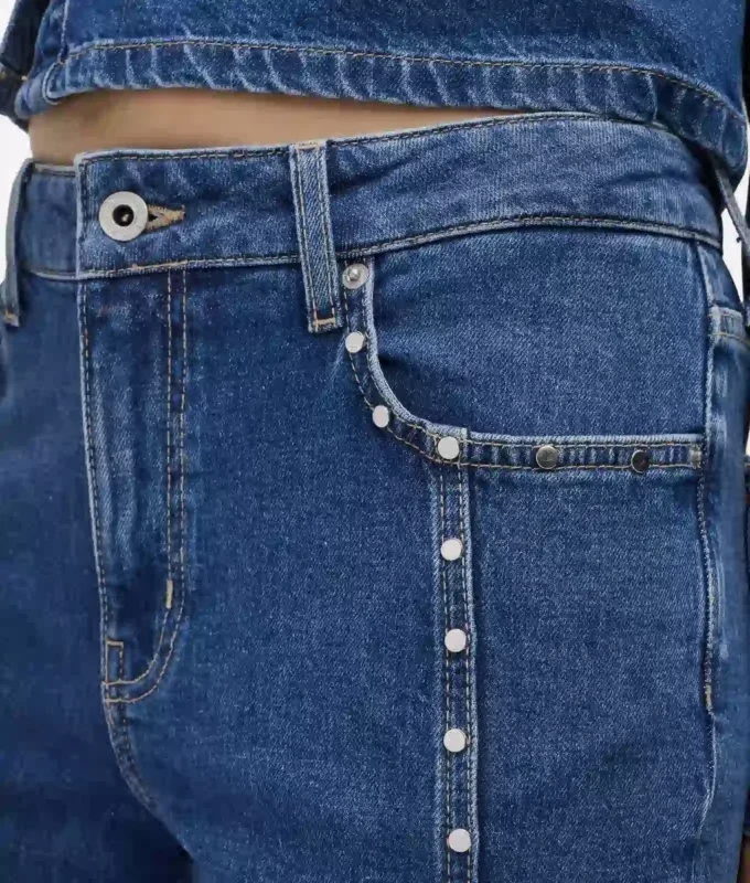 Jeans mom con tachuelas
