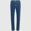 Jeans mom con tachuelas