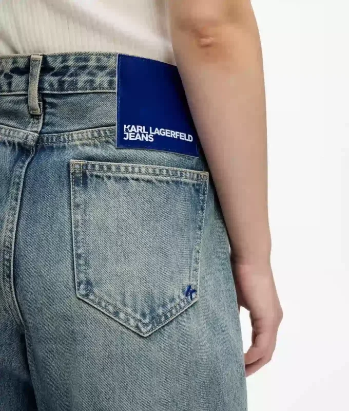 Jeans relajados de talle medio