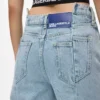 Jeans relajados de talle medio con costuras