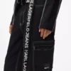 Pantalones cargo con costuras en contraste