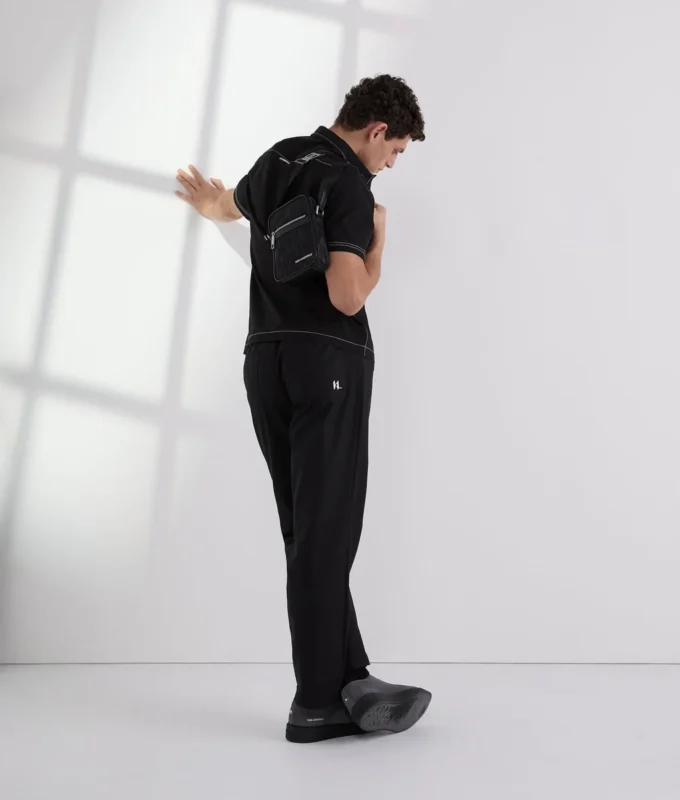 PANTALONES CON COSTURAS EN CONTRASTE