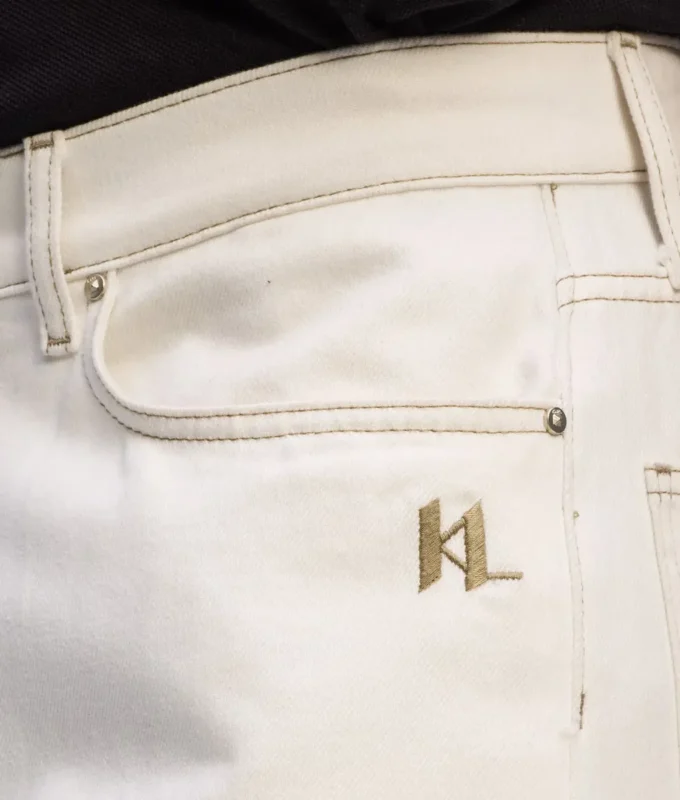 PANTALONES DE VAQUERO CON COSTURAS EN CONTRASTE