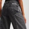 PANTALONES DE VAQUERO RELAJADOS DE TALLA MEDIA Y DOS TONOS