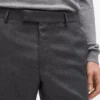 Pantalones entallados con pernera recta