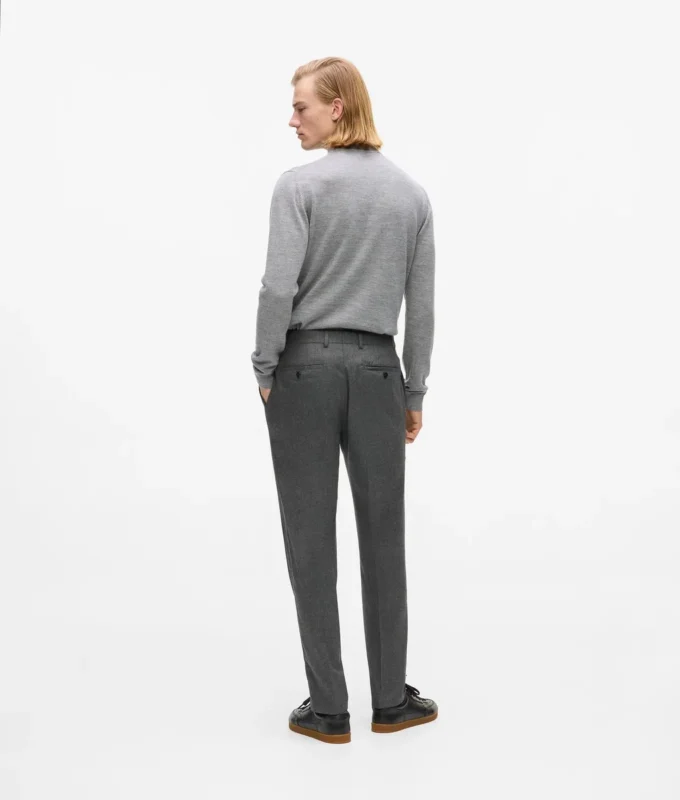 Pantalones entallados con pernera recta