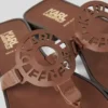 SANDALIAS CON LOGOTIPO DE ANILLO