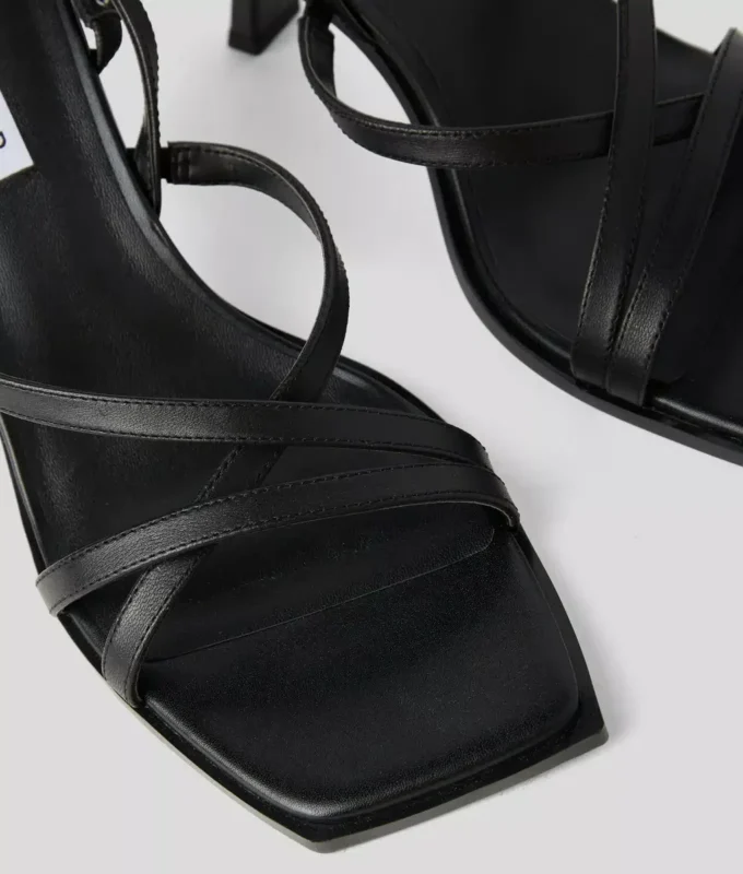 SANDALIAS DE TACÓN CON CORREA DE CADENA KARMEL SIGNIA