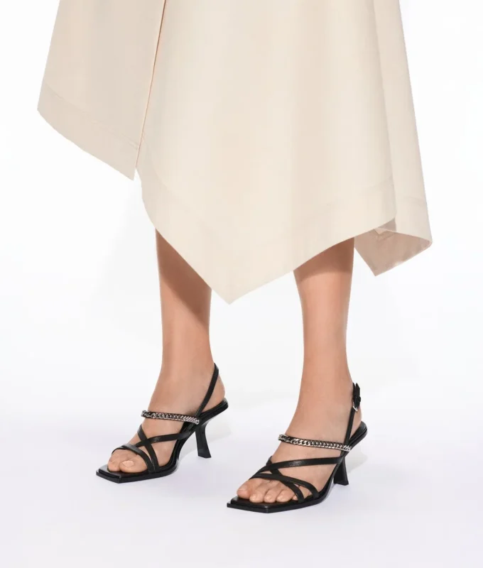SANDALIAS DE TACÓN CON CORREA DE CADENA KARMEL SIGNIA