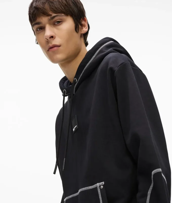 Sudadera con capucha y costuras en contraste