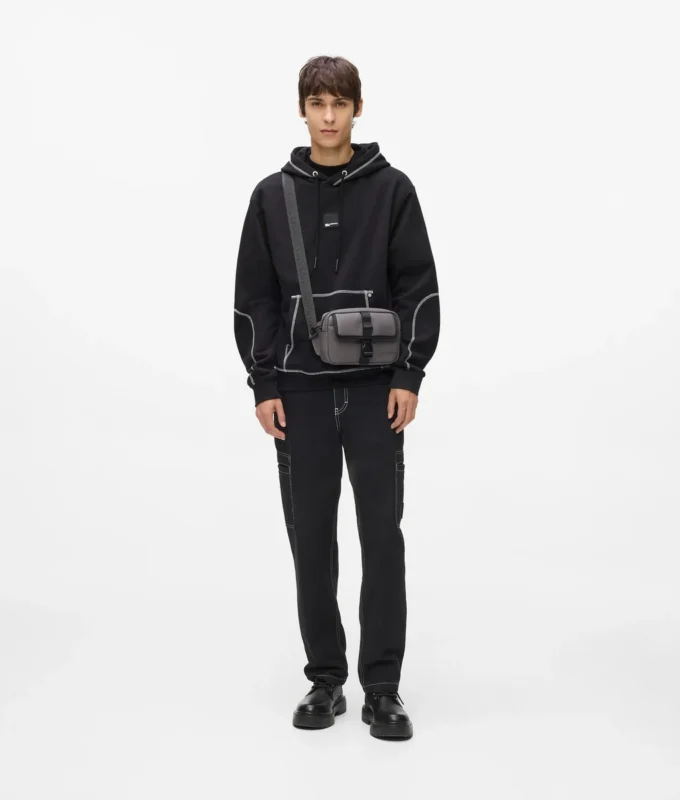 Sudadera con capucha y costuras en contraste