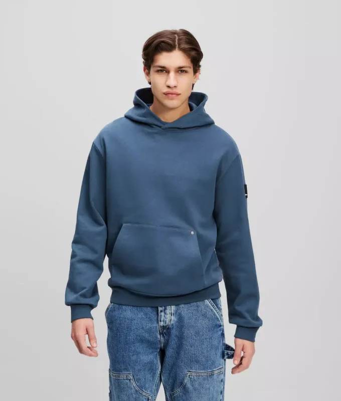 SUDADERA CON CAPUCHA Y LOGOTIPO DE PARCHE