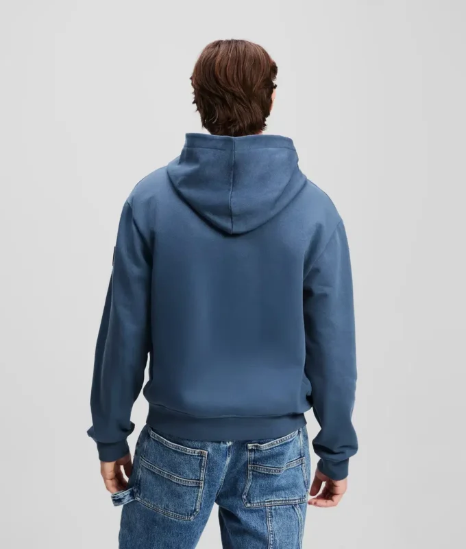 SUDADERA CON CAPUCHA Y LOGOTIPO DE PARCHE