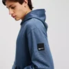 SUDADERA CON CAPUCHA Y LOGOTIPO DE PARCHE